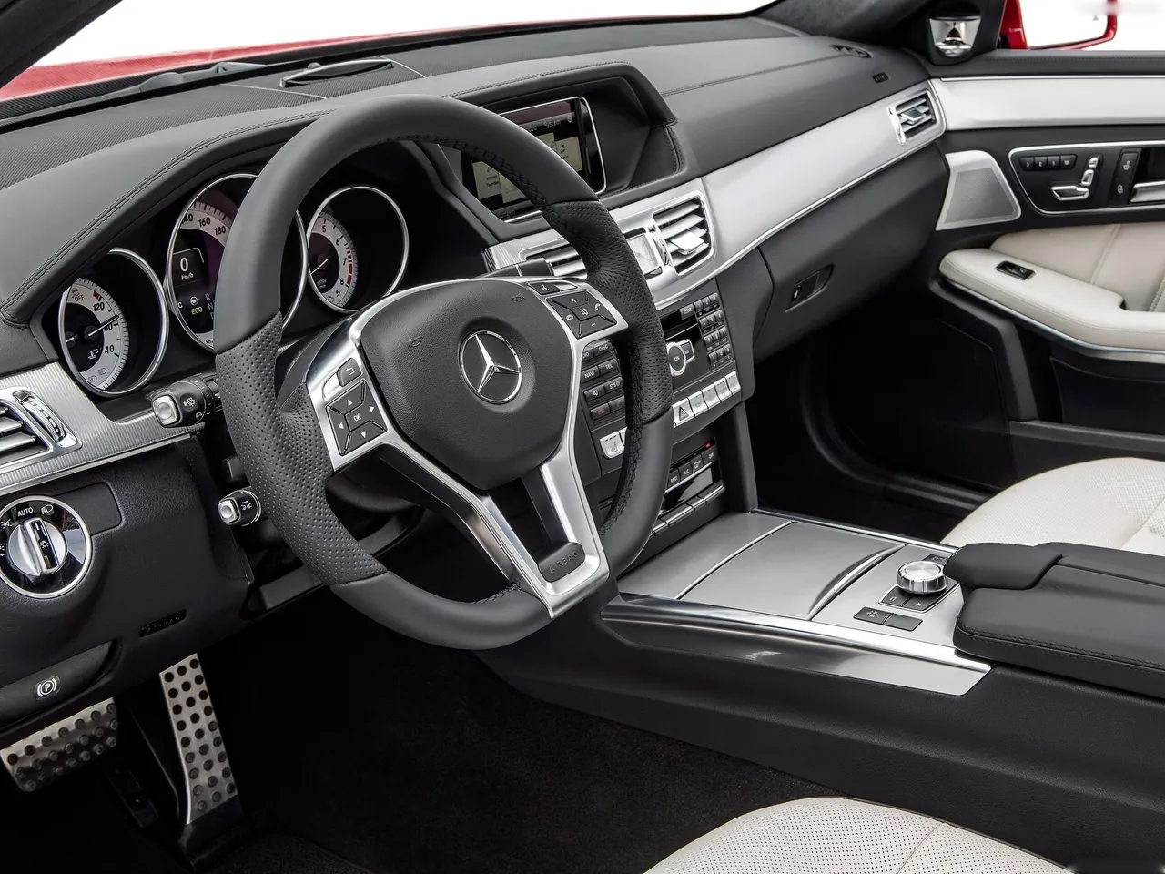Mercedes-Benz E-Class Estate (2014) – interiér