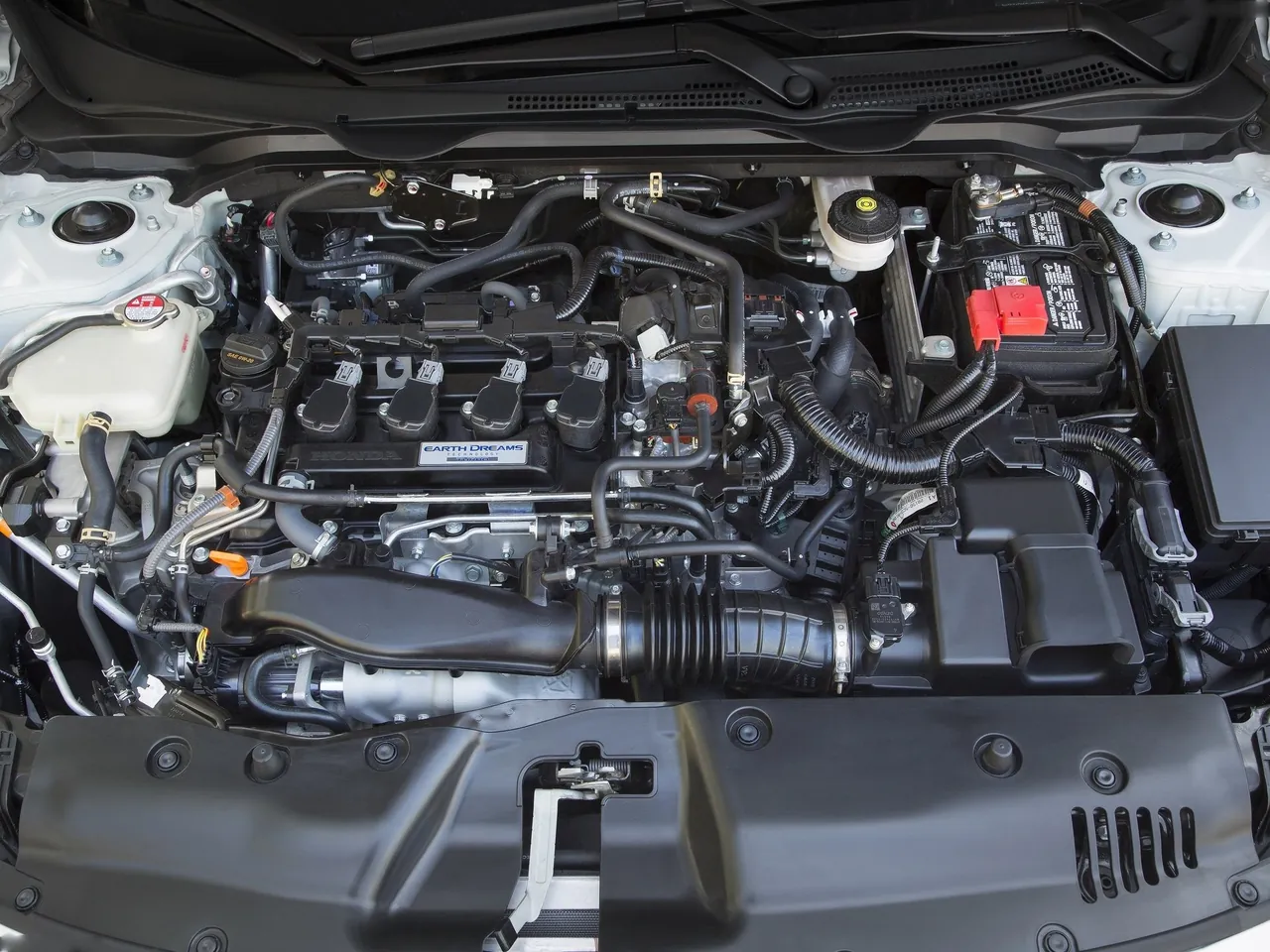 Honda Civic Sedan (2016) – motorový prostor