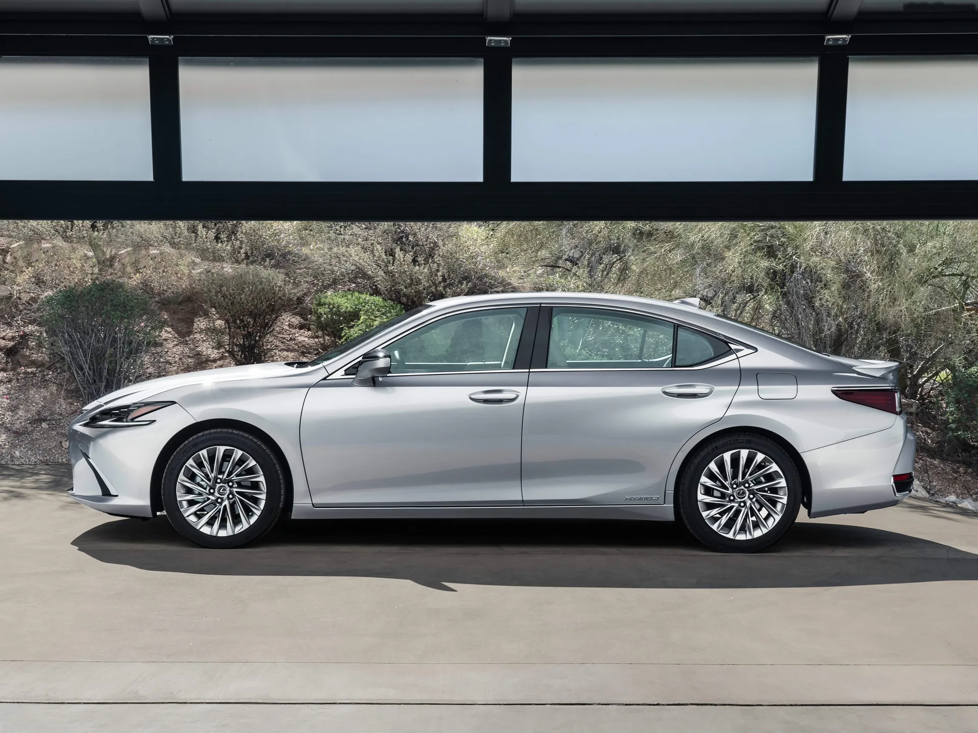 Lexus ES (2022) – boční profil