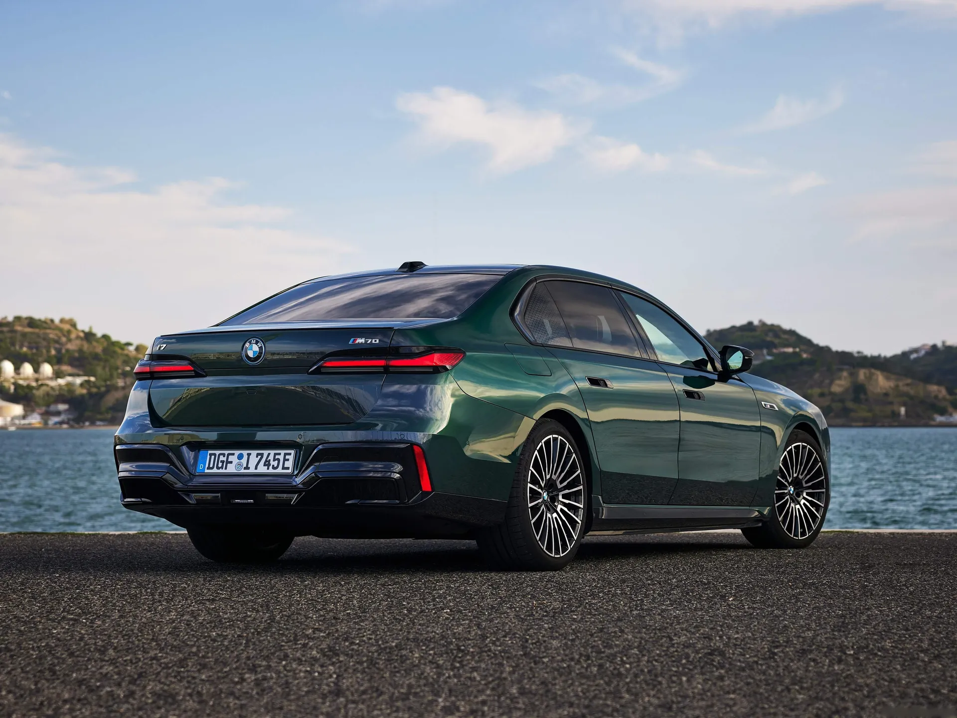 BMW i7 M70 xDrive (2024) – zadní tříčtvrteční pohled