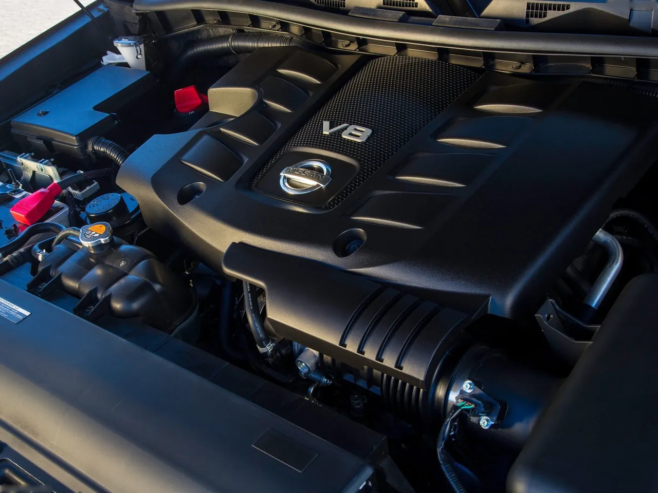 Nissan Armada (2017) – motorový prostor
