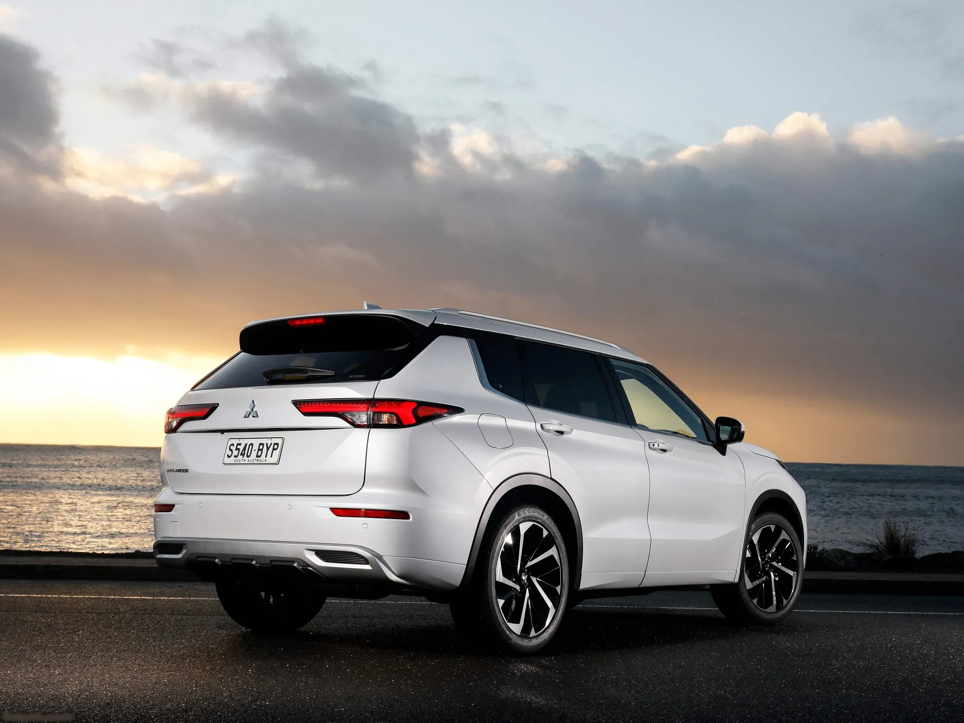 Mitsubishi Outlander [AU] (2022) – zadní tříčtvrteční pohled