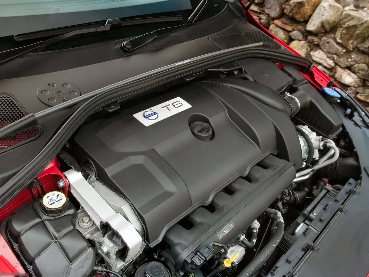 Volvo V60 R-Design (2011) – motorový prostor