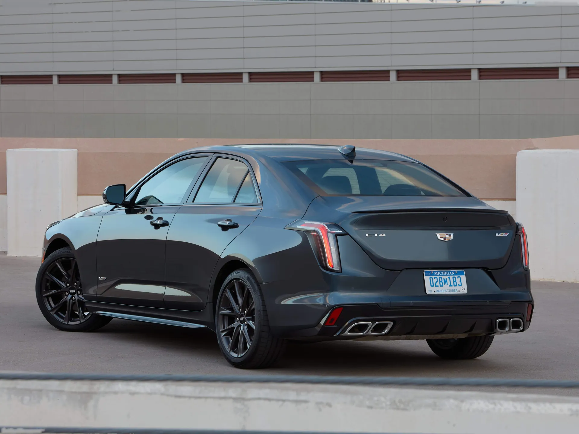 Cadillac CT4-V (2020) – zadní tříčtvrteční pohled