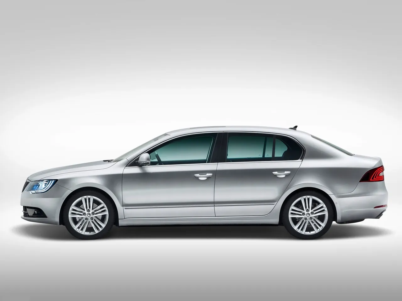 Skoda Superb (2014) – boční profil