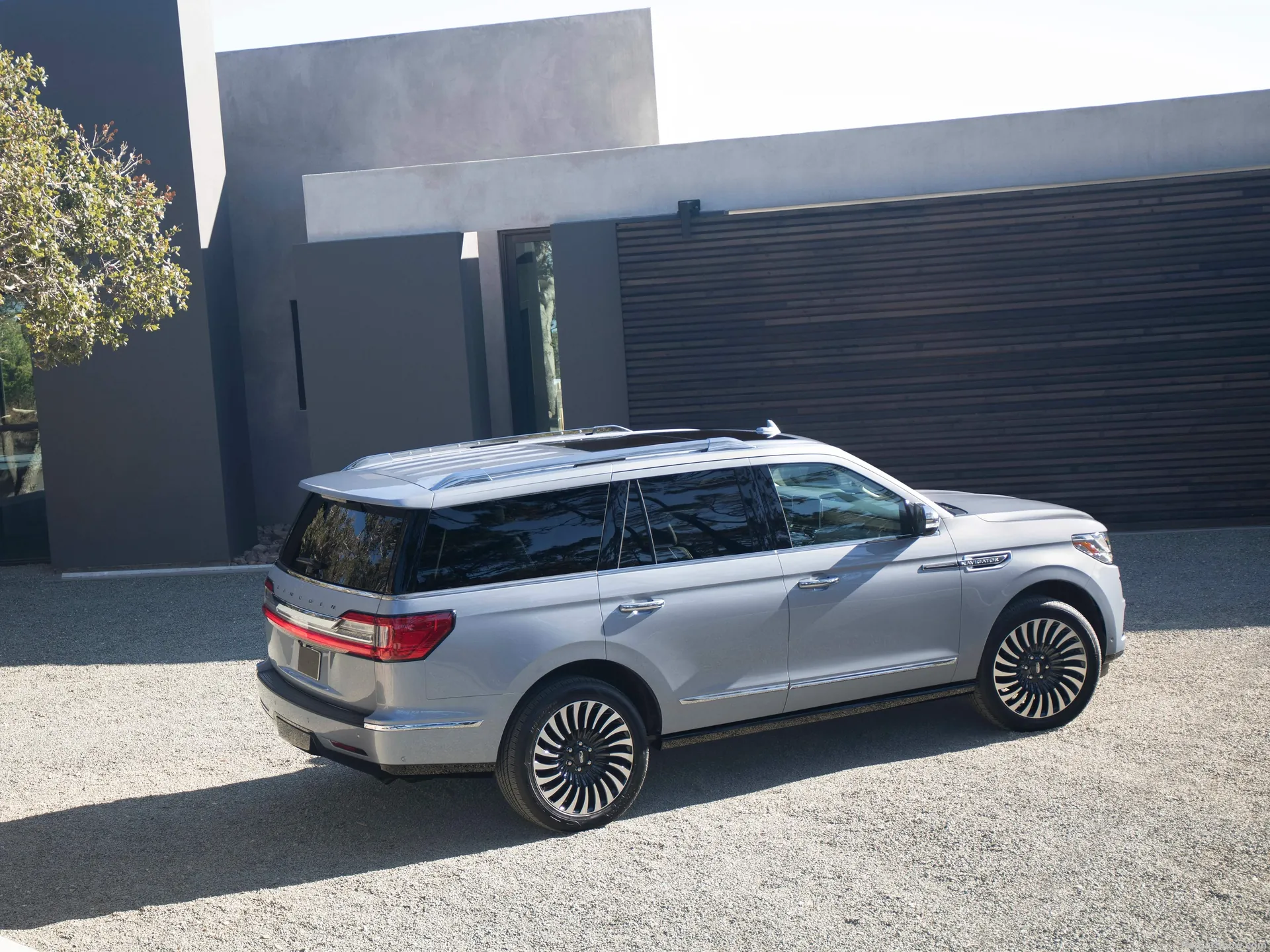 Lincoln Navigator (2018) – zadní tříčtvrteční pohled