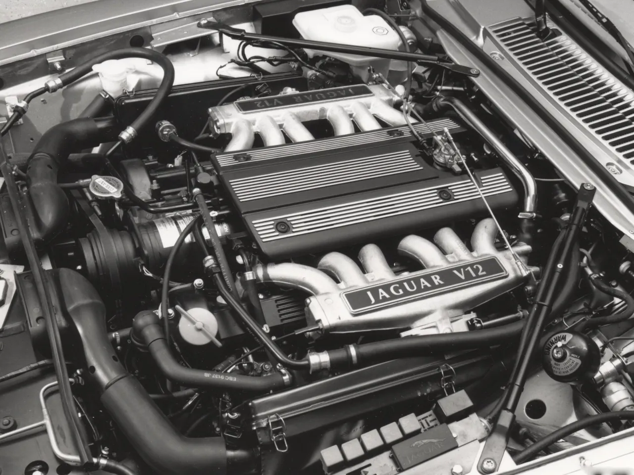 Jaguar XJS (1996) – motorový prostor