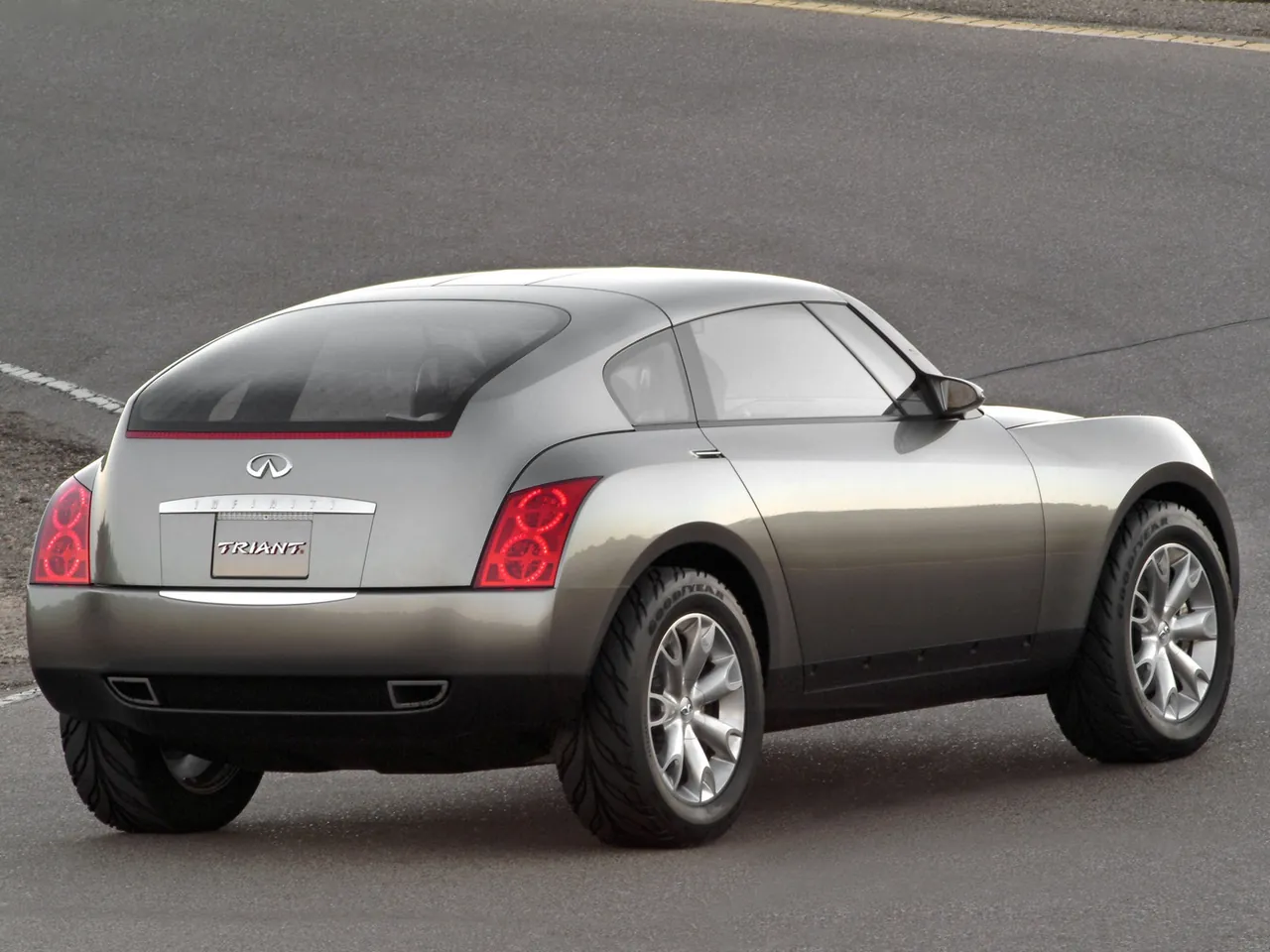 Infiniti Triant Concept (2003) – zadní tříčtvrteční pohled