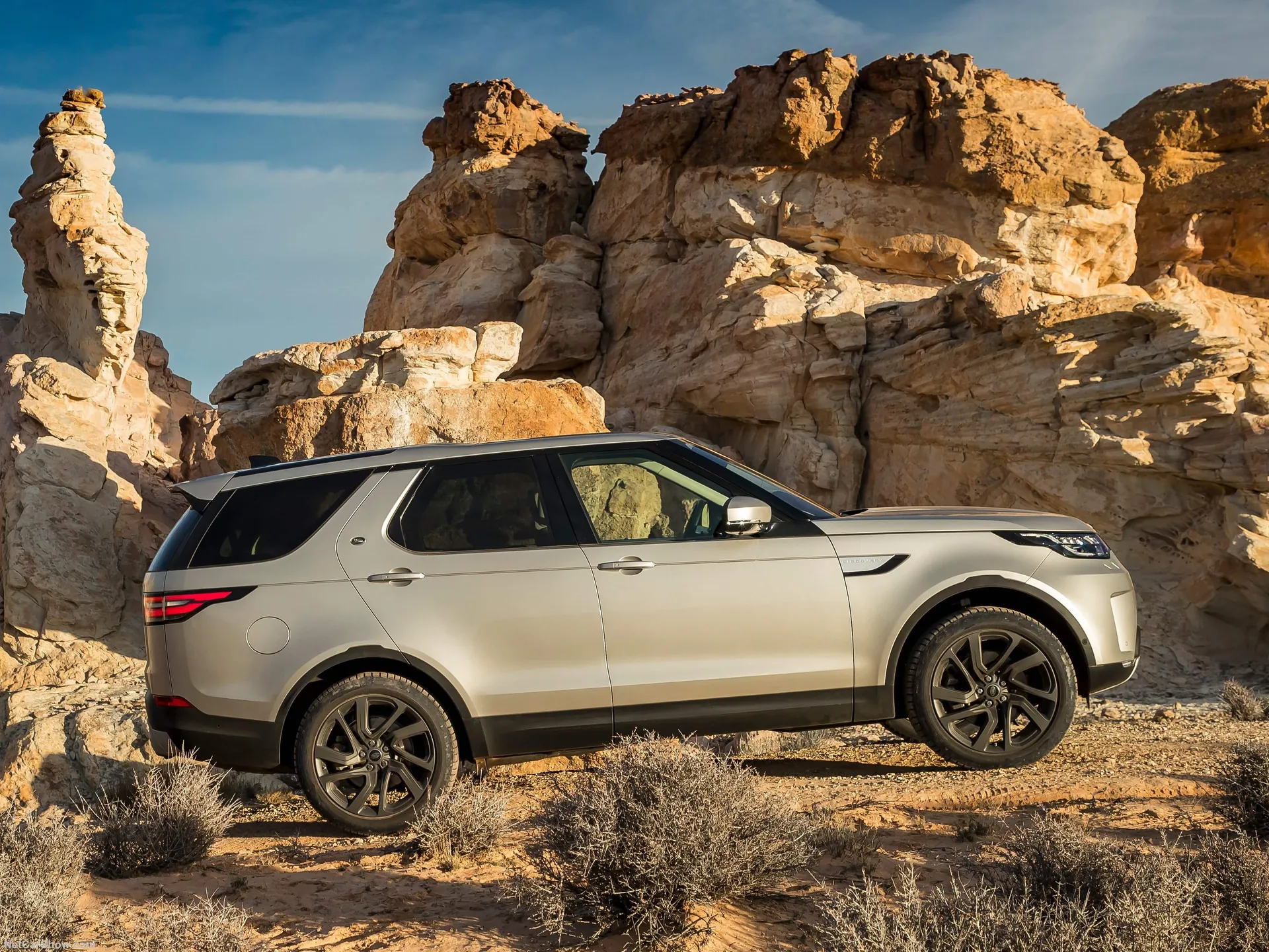 Land Rover Discovery Sd4 (2017) - Side Profile