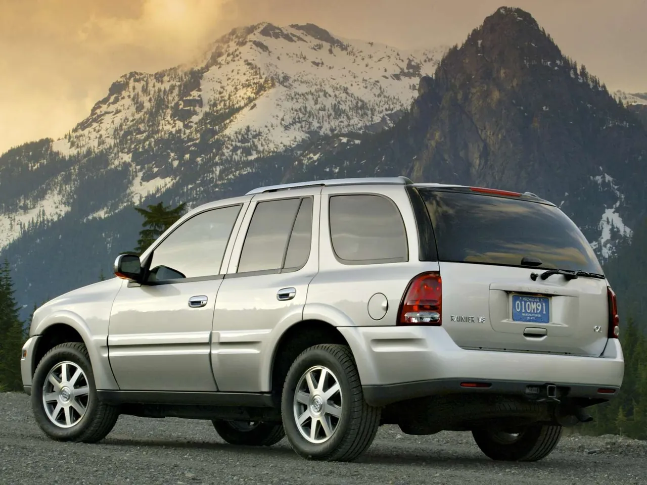 Buick Rainier CXL (2006) – zadní tříčtvrteční pohled