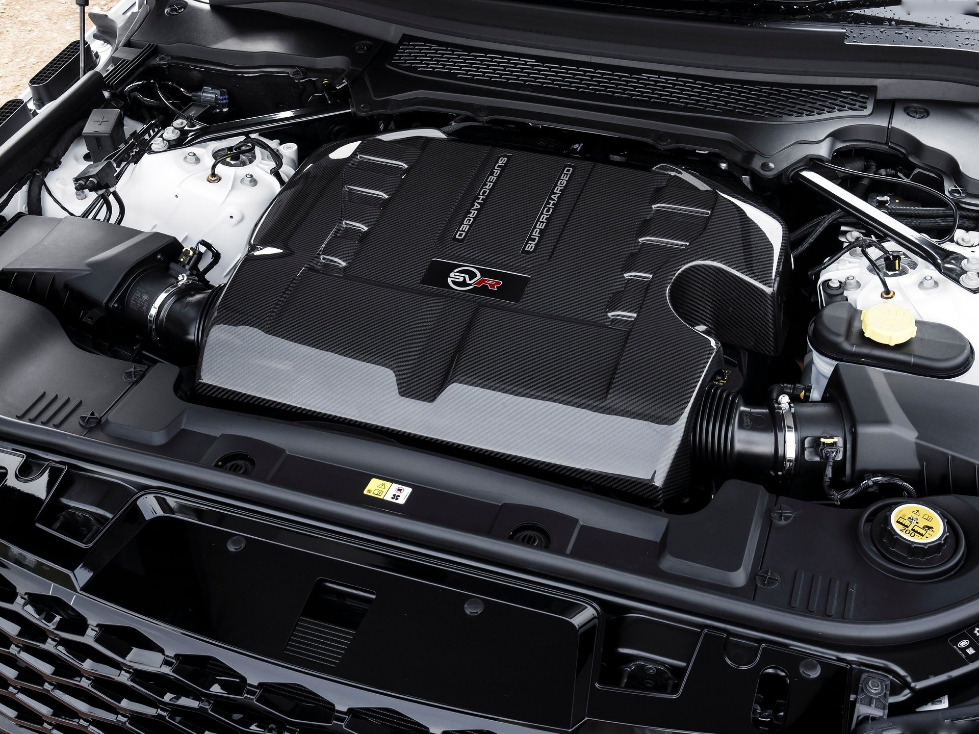 Land Rover Range Rover Sport SVR (2015) – motorový prostor