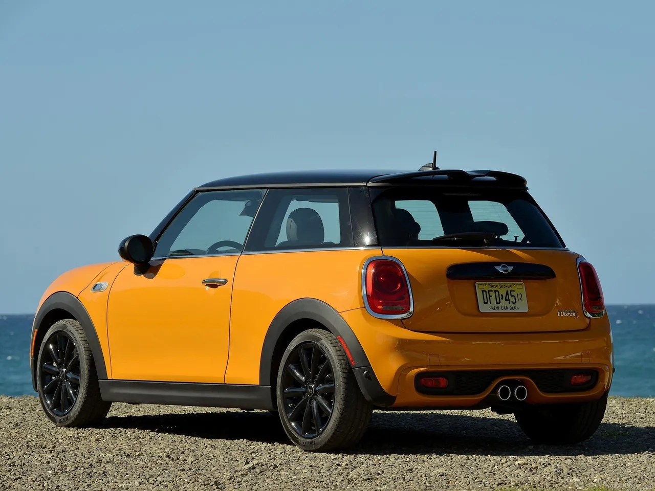 Mini Cooper S (2015) – zadní tříčtvrteční pohled