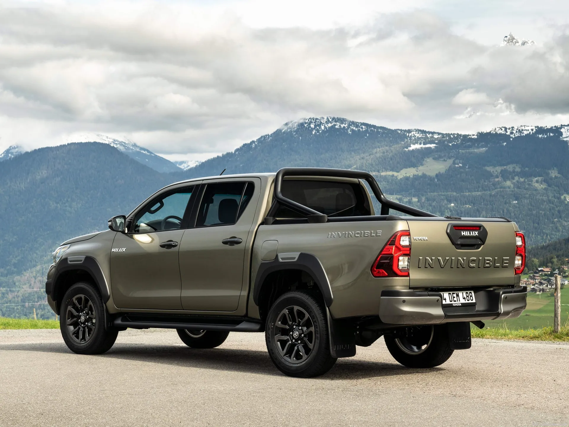 Toyota Hilux (2021) – zadní tříčtvrteční pohled