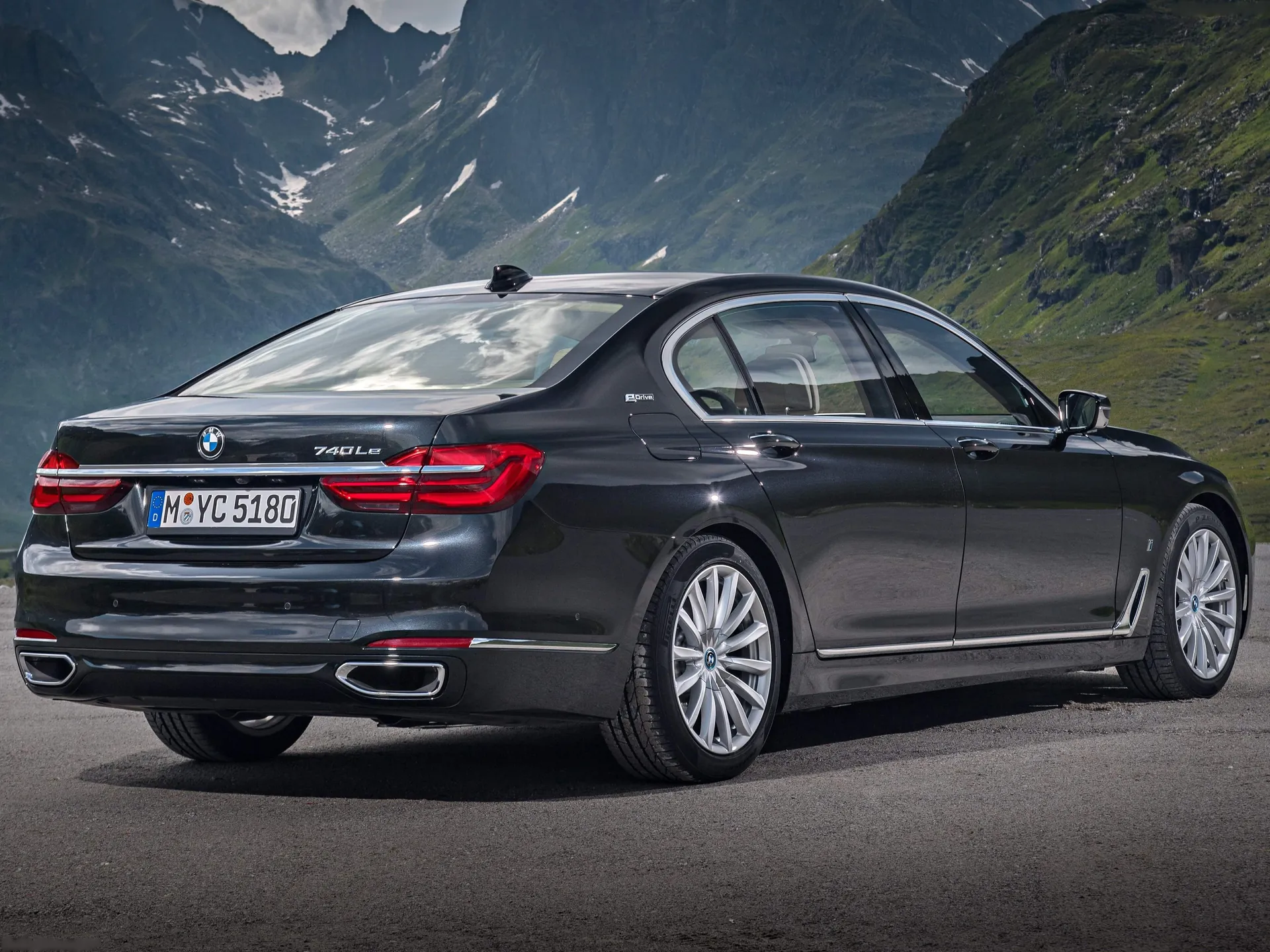 BMW 740Le xDrive iPerformance (2017) – zadní tříčtvrteční pohled