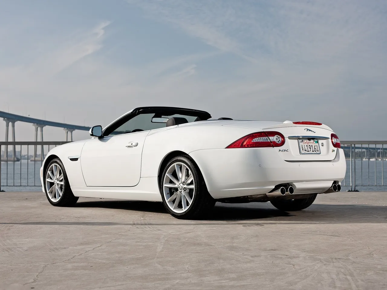Jaguar XKR Convertible (2012) – zadní tříčtvrteční pohled