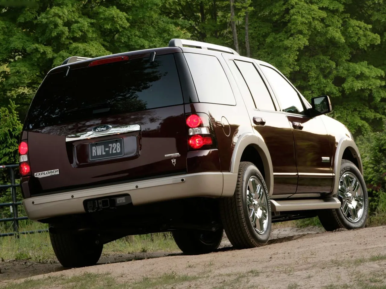 Ford Explorer (2006) – zadní tříčtvrteční pohled