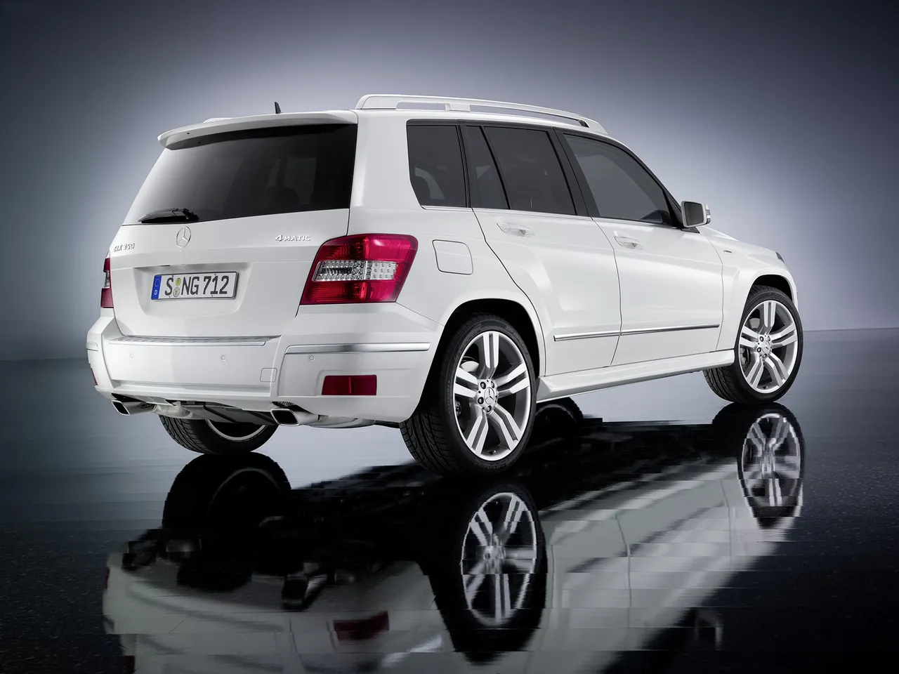 Mercedes-Benz GLK 350 4MATIC (2010) - Rear Three-Quarter