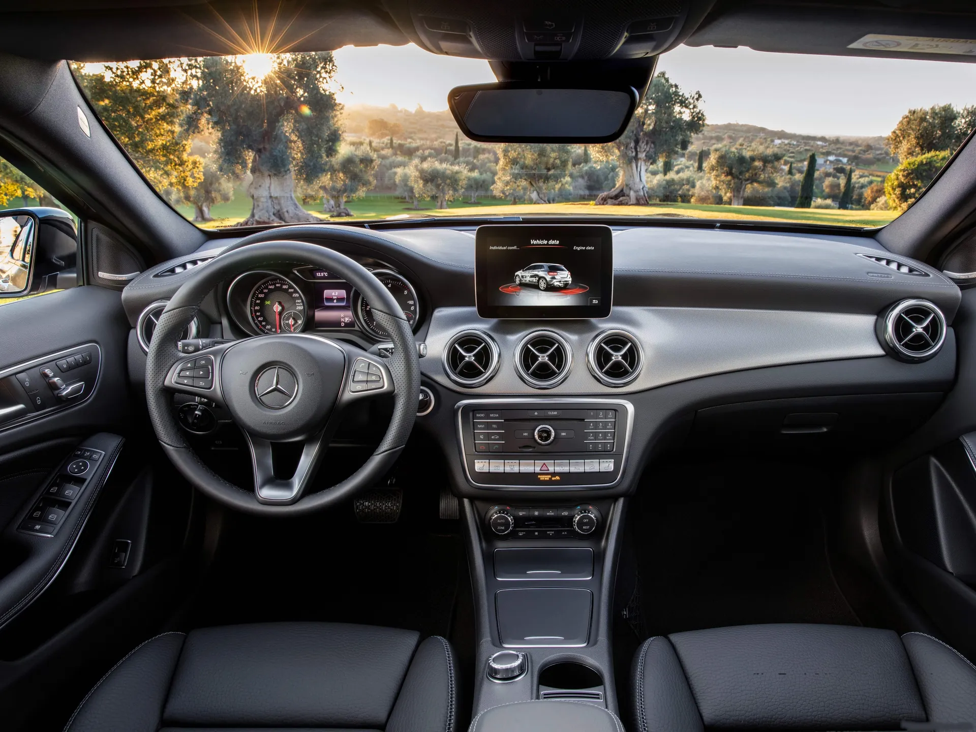 Mercedes-Benz GLA (2018) - Interior