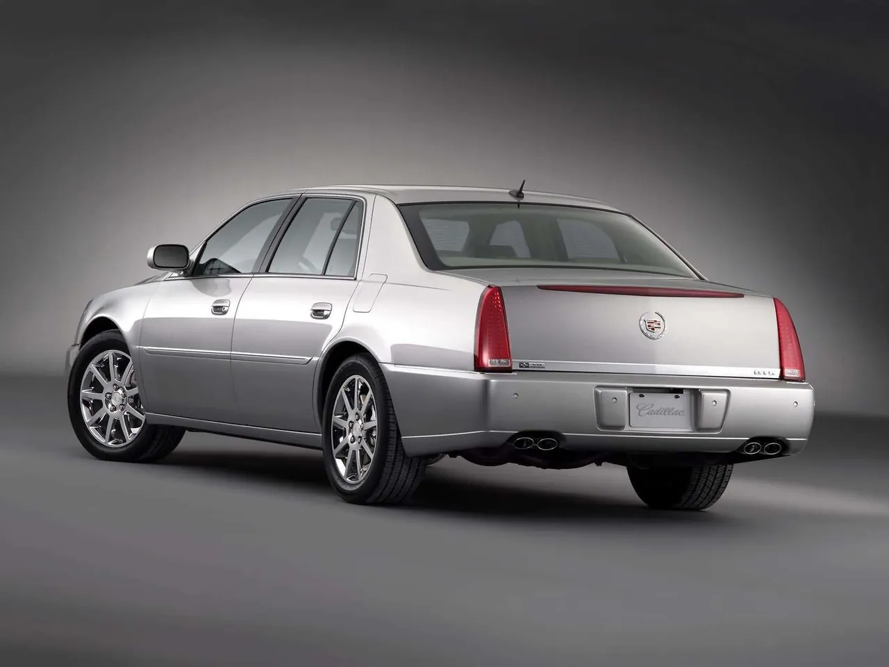 Cadillac DTS (2006) – zadní tříčtvrteční pohled