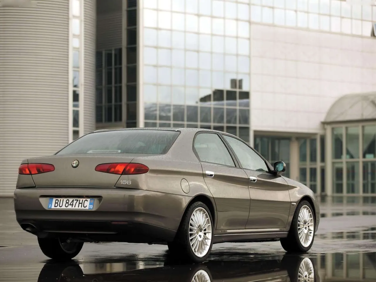 Alfa Romeo 166 (2004) – zadní tříčtvrteční pohled