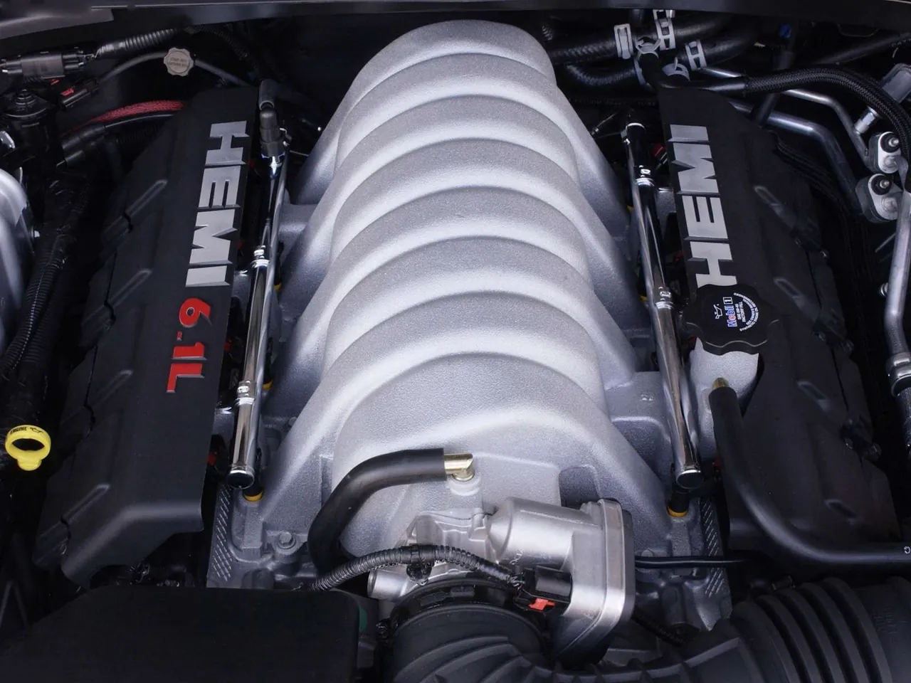 Dodge Charger SRT8 (2006) - Engine Bay