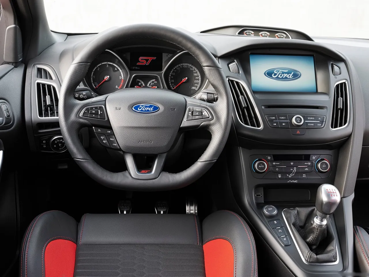 Ford Focus ST (2015) – interiér