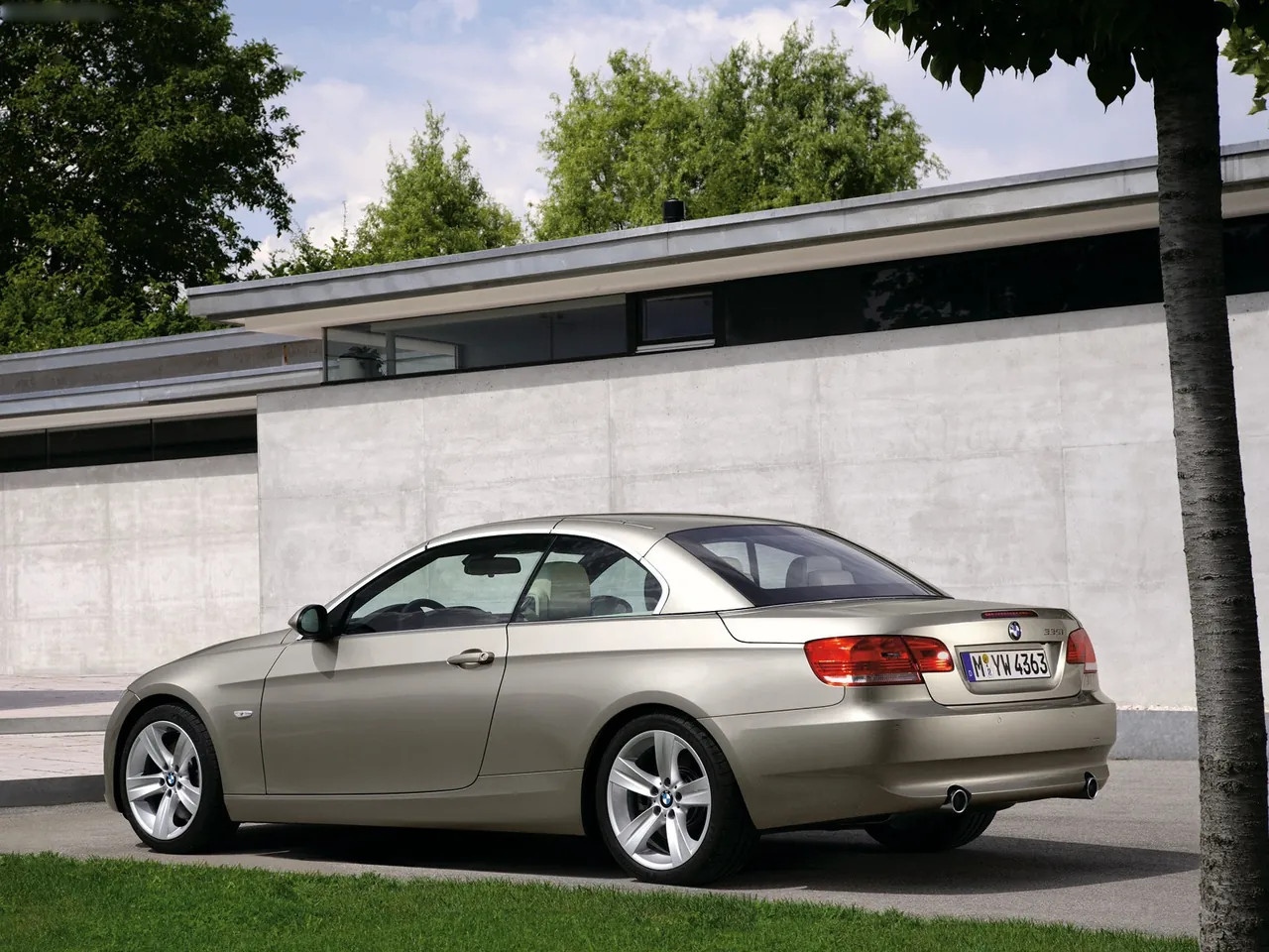 BMW 335i Convertible (2007) – zadní tříčtvrteční pohled