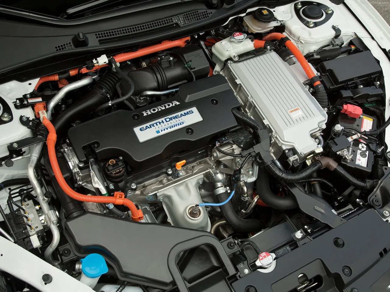 Honda Accord PHEV (2014) – motorový prostor