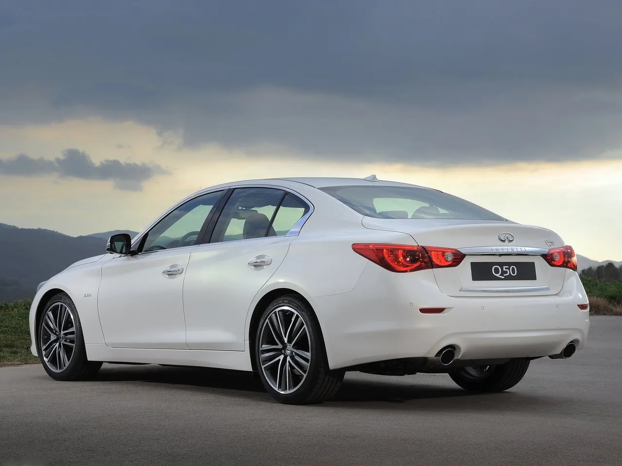 Infiniti Q50 (2014) – zadní tříčtvrteční pohled