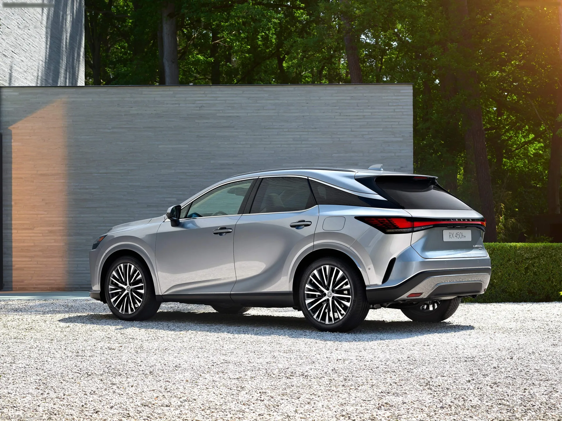 Lexus RX (2023) – zadní tříčtvrteční pohled