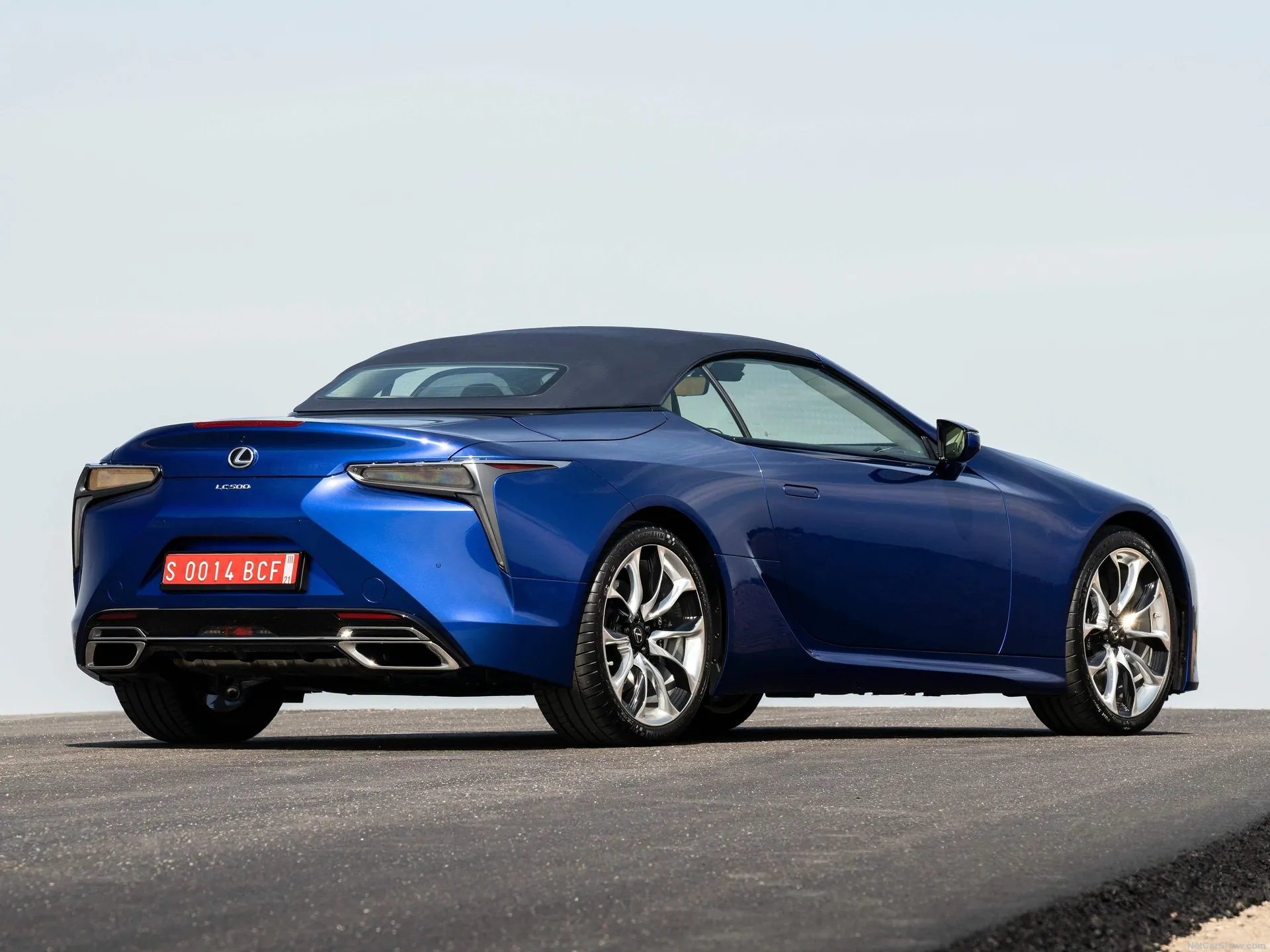 Lexus LC 500 Convertible (2021) – zadní tříčtvrteční pohled