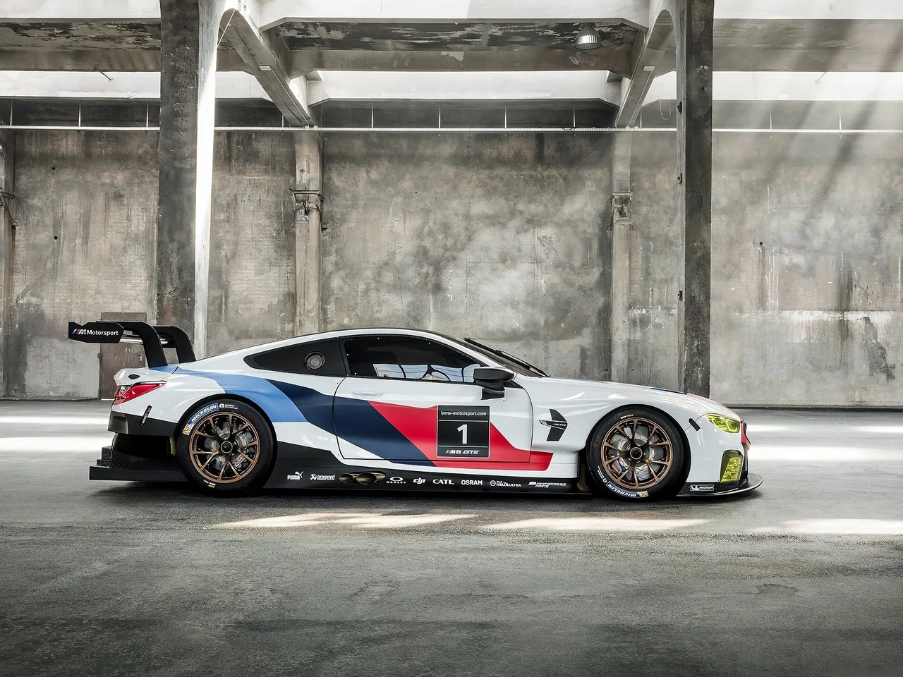 BMW M8 GTE Racecar (2018) – boční profil
