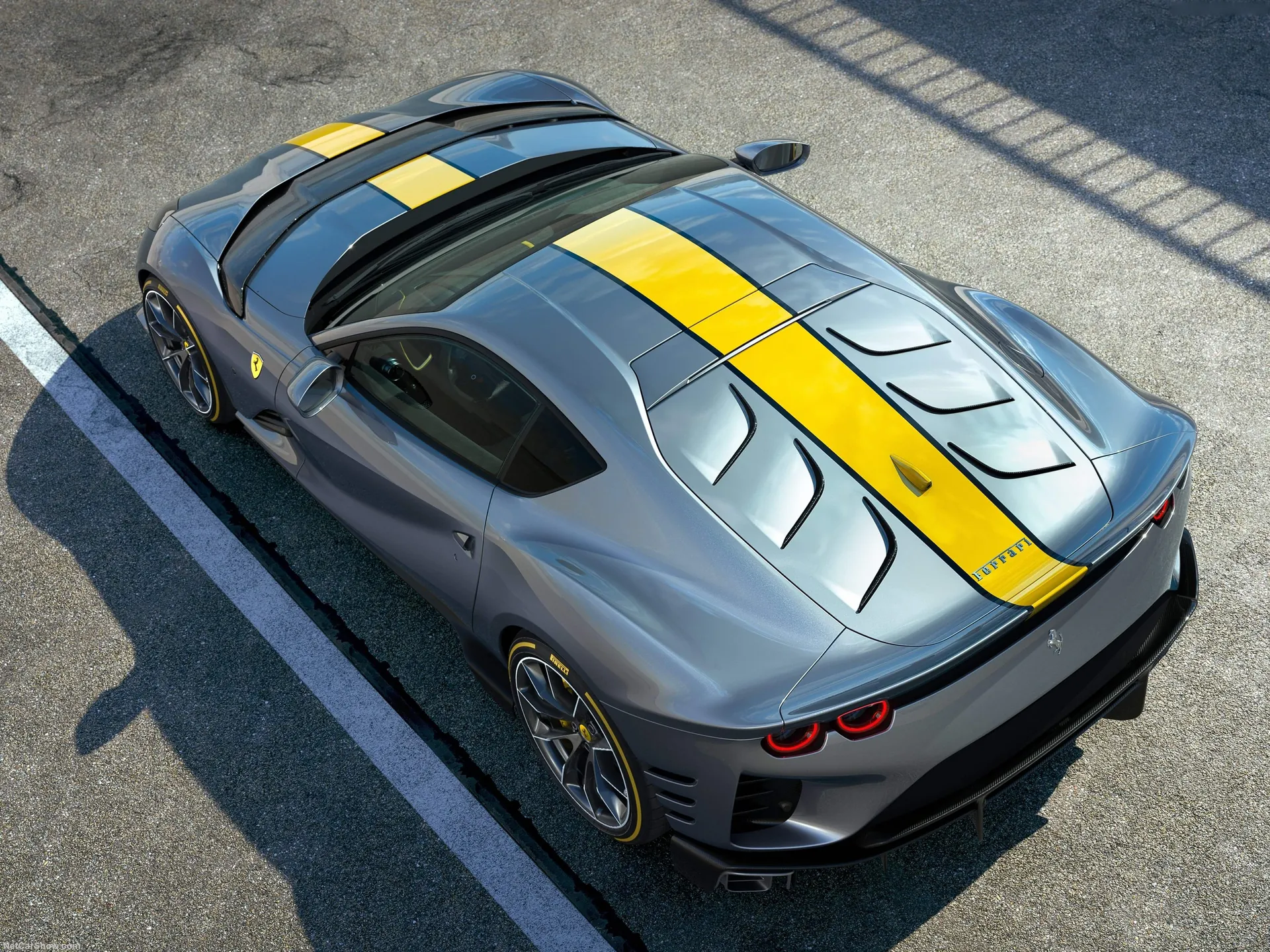 Ferrari 812 Competizione (2021) – zadní tříčtvrteční pohled