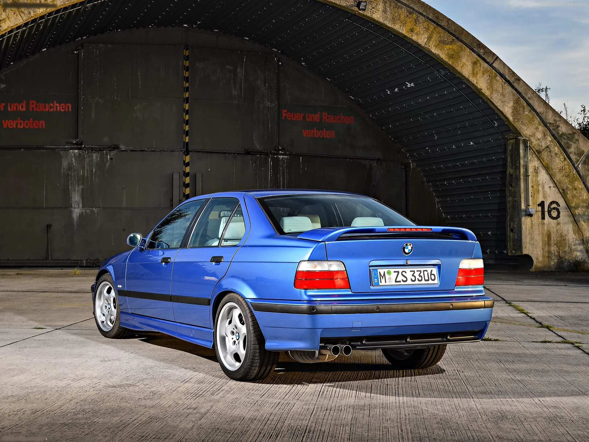 BMW M3 Sedan (1995) – zadní tříčtvrteční pohled