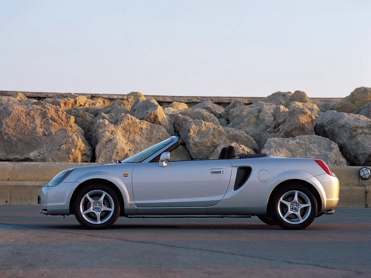 Toyota MR2 (2000) - Side Profile