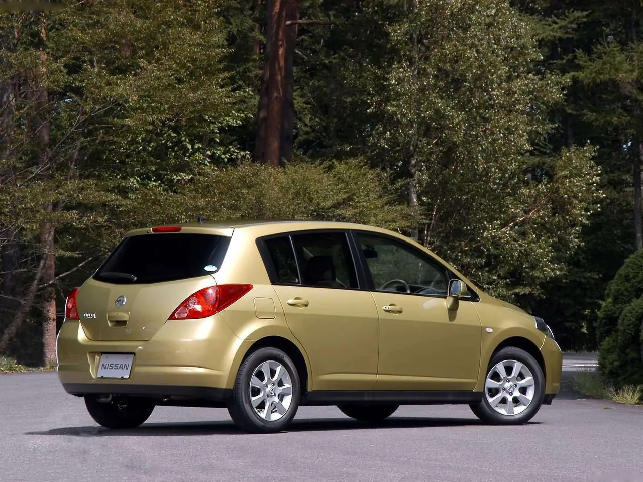 Nissan Tiida (2004) – zadní tříčtvrteční pohled