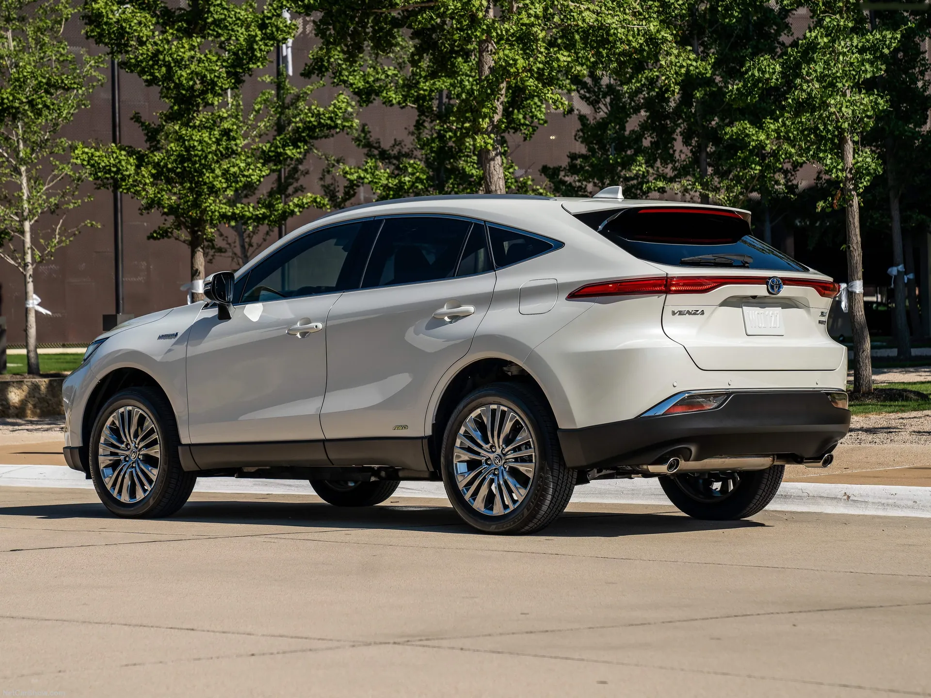 Toyota Venza (2021) – zadní tříčtvrteční pohled