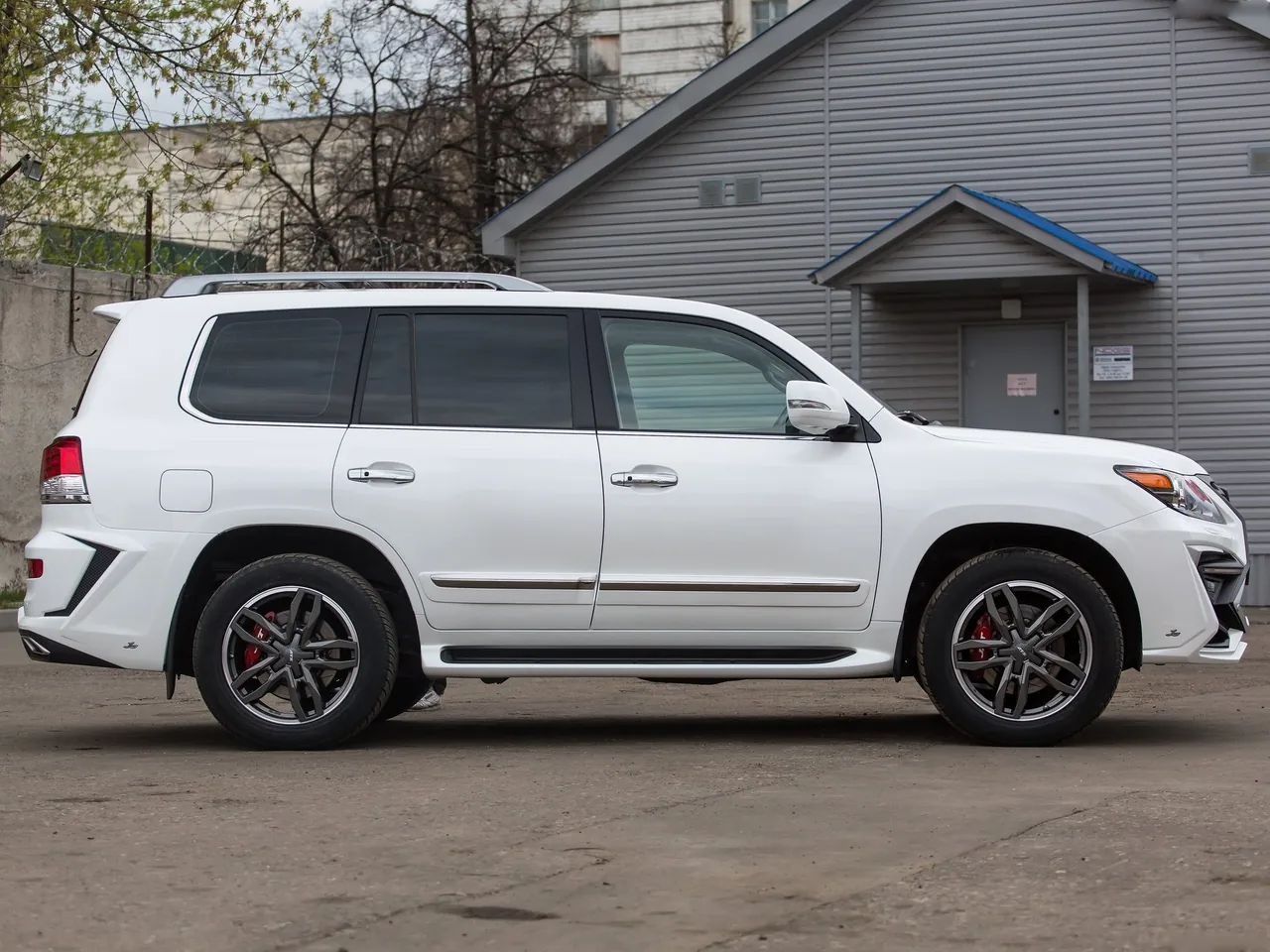 Larte Lexus LX570 Alligator (2015) – boční profil