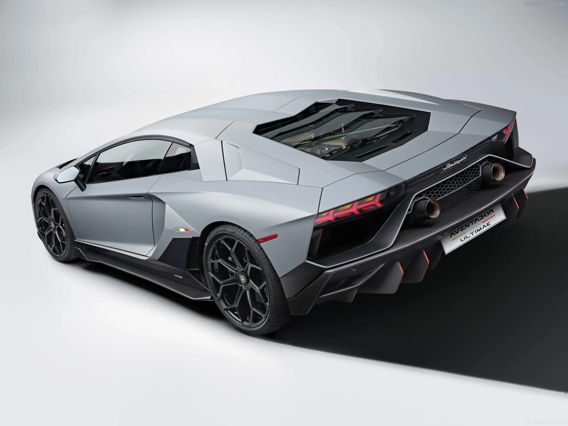 Lamborghini Aventador LP780-4 Ultimae (2022) – zadní tříčtvrteční pohled