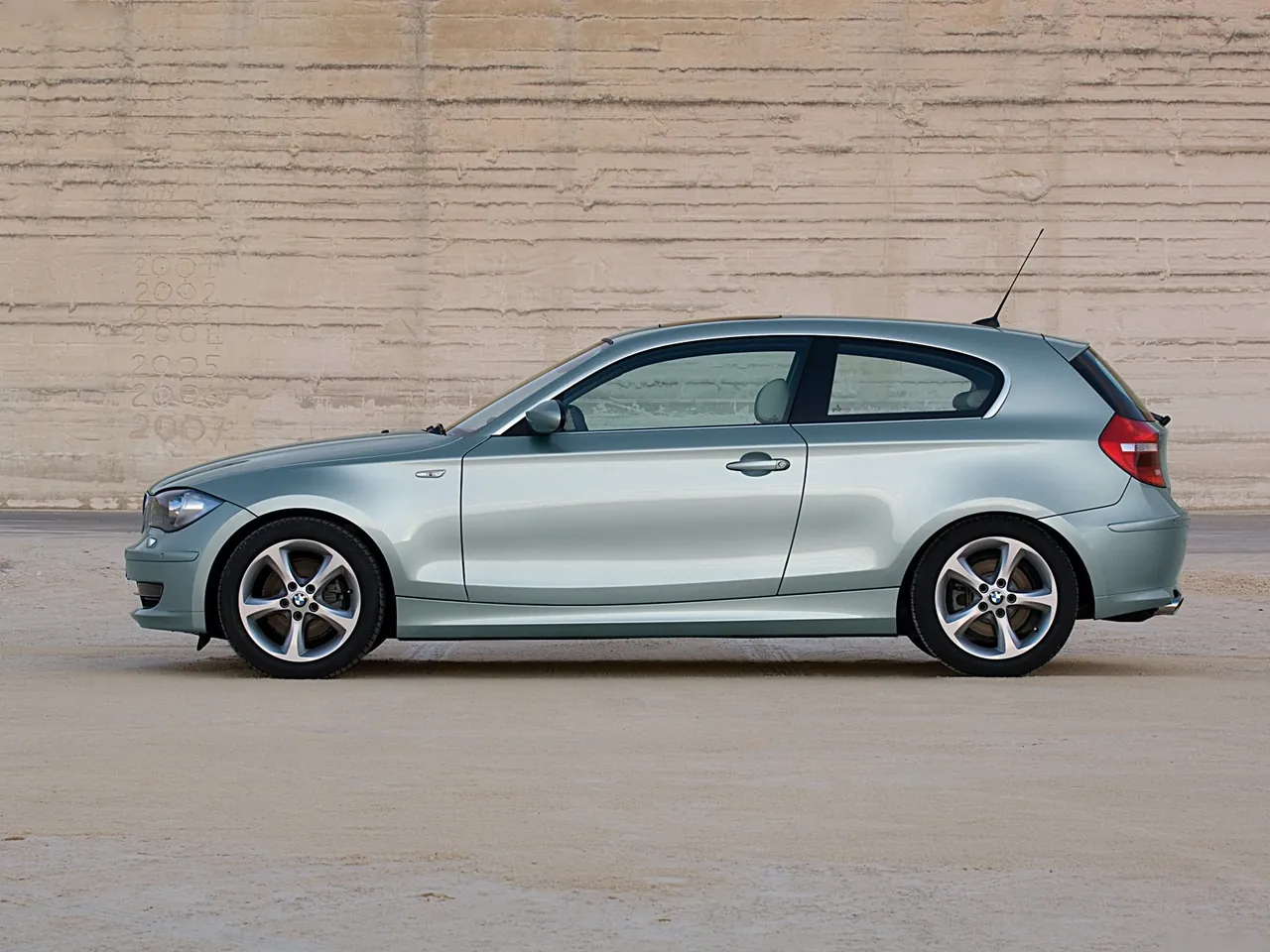BMW 1-Series 3-door (2008) – boční profil