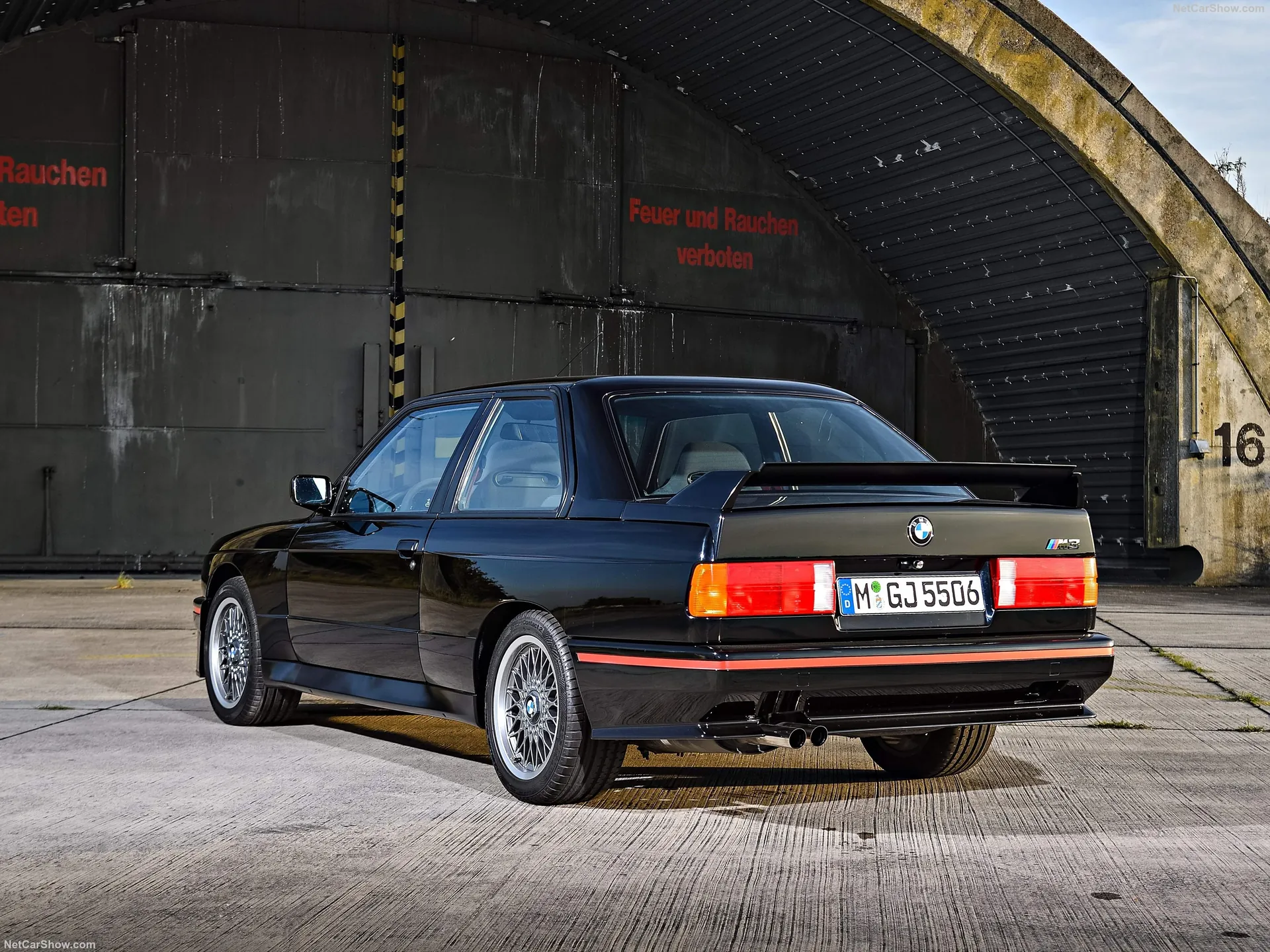 BMW M3 Sport Evolution (1990) – zadní tříčtvrteční pohled