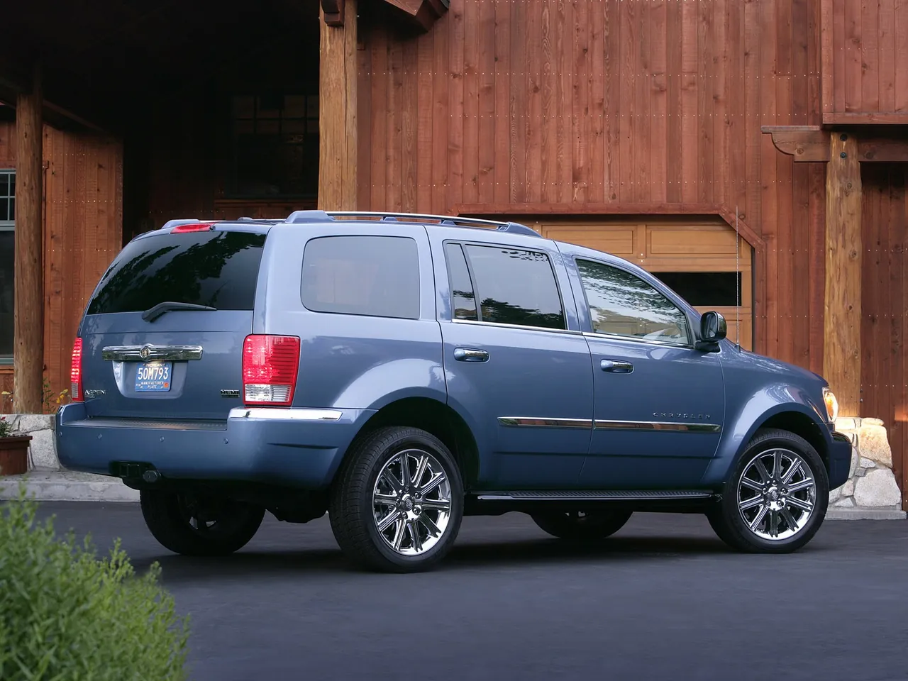 Chrysler Aspen (2007) – zadní tříčtvrteční pohled