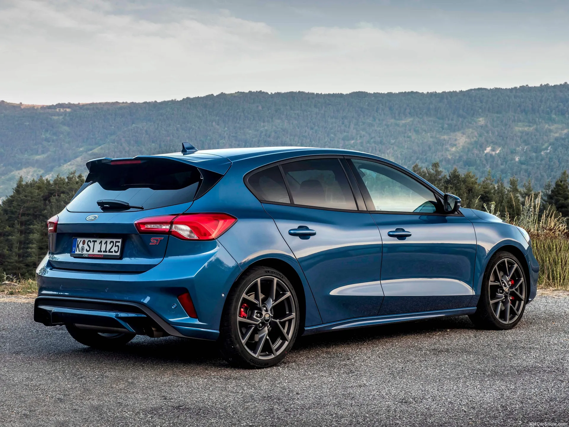 Ford Focus ST (2020) – zadní tříčtvrteční pohled