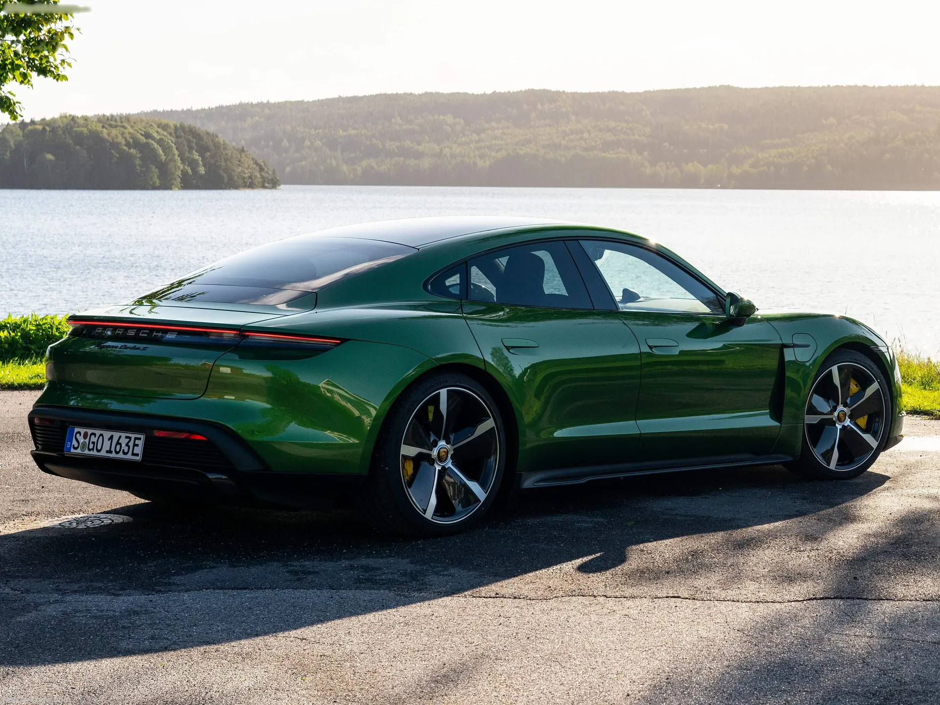 Porsche Taycan Turbo S (2020) – zadní tříčtvrteční pohled