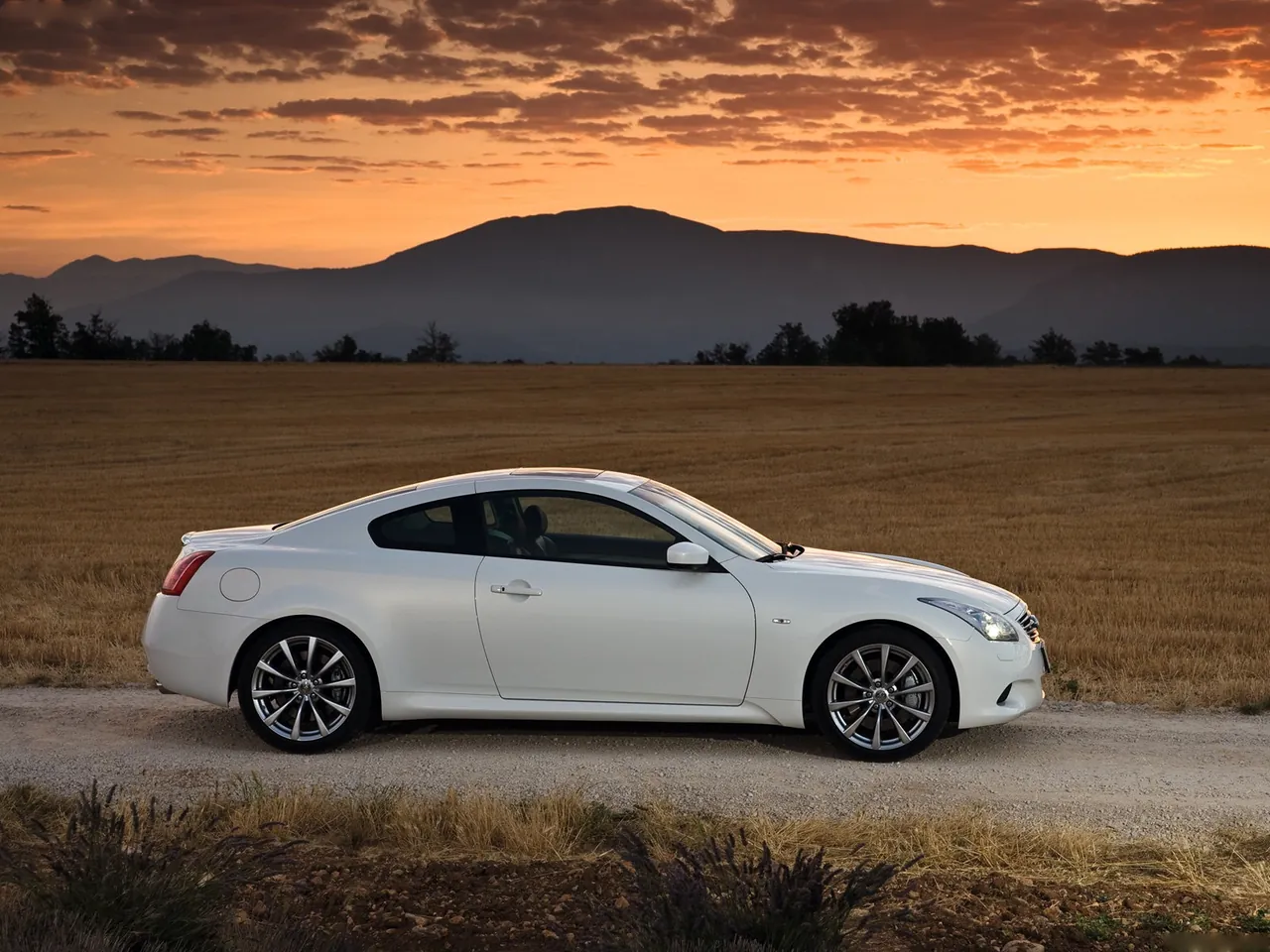 Infiniti G37 Coupe (2009) – boční profil