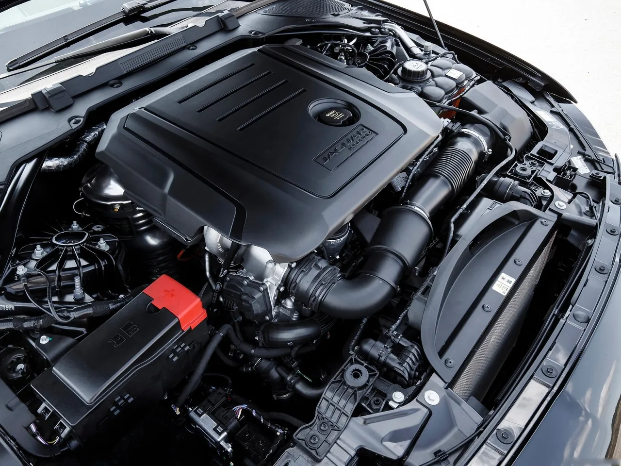 Jaguar XF 20d (2016) – motorový prostor