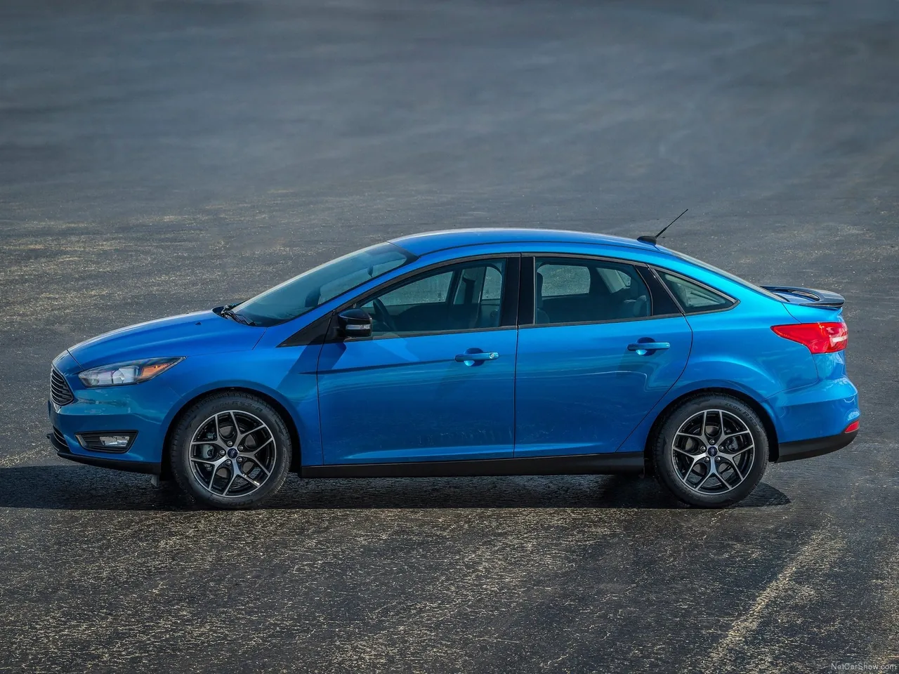 Ford Focus Sedan (2015) – boční profil