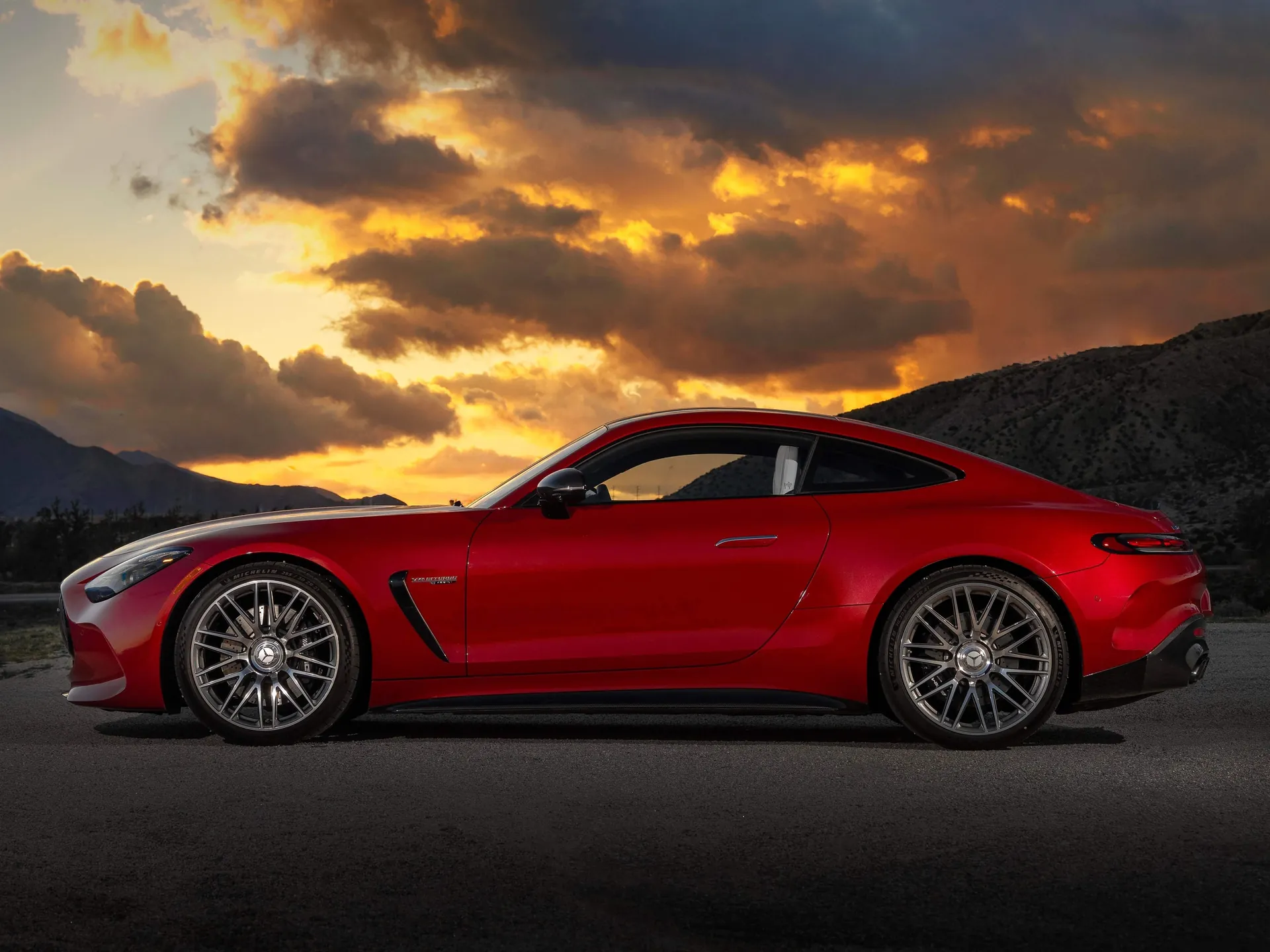Mercedes-Benz AMG GT63 [US] (2024) – boční profil