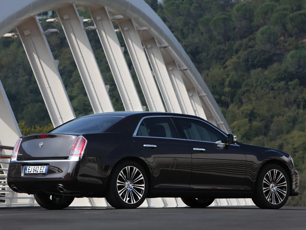 Lancia Thema (2012) – zadní tříčtvrteční pohled