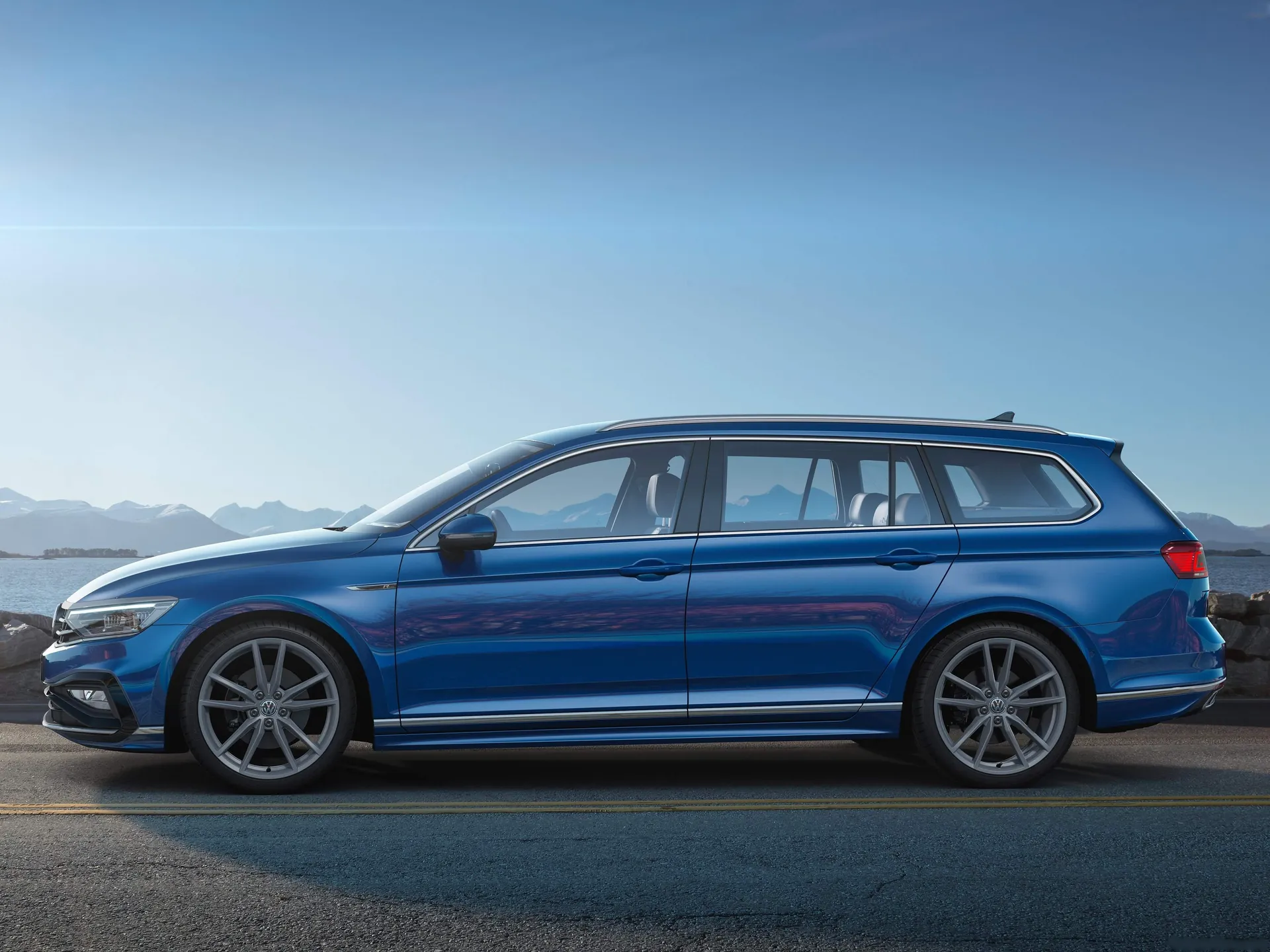 Volkswagen Passat Variant (2020) - Side Profile
